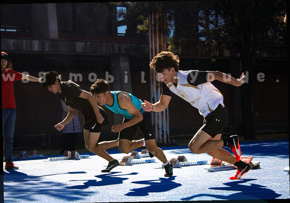 更衣室挂钩上排列的球衣号码图形，无真实人物